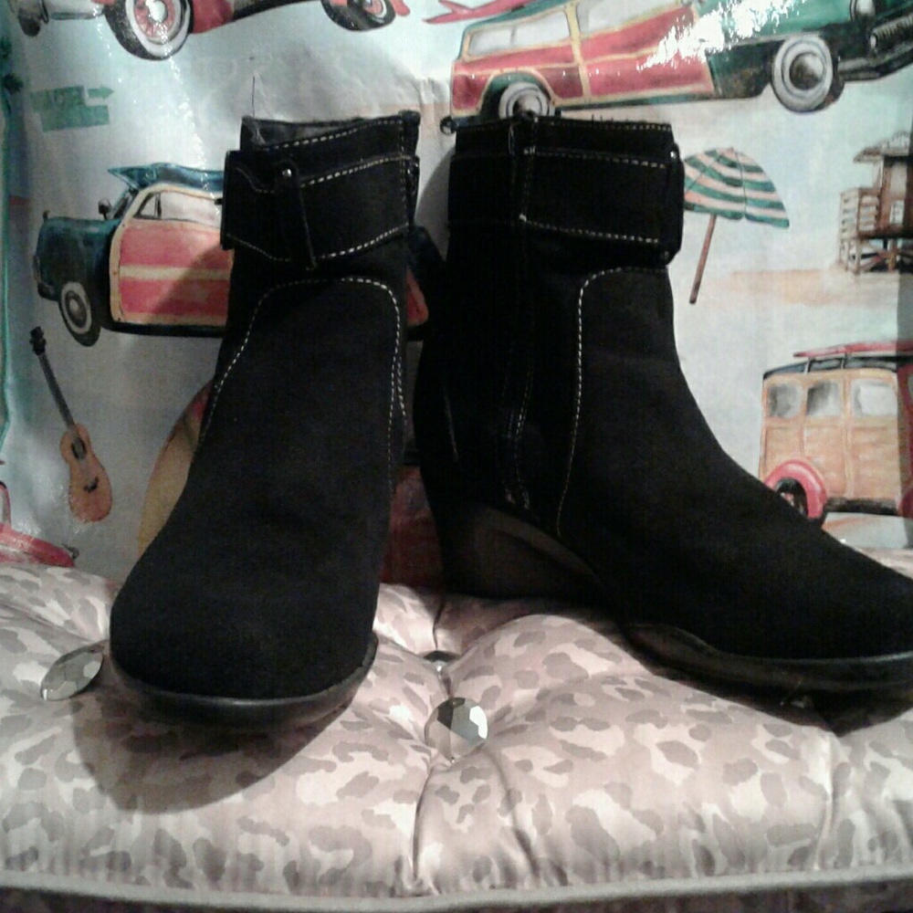 Boots - Picture 2 of 6