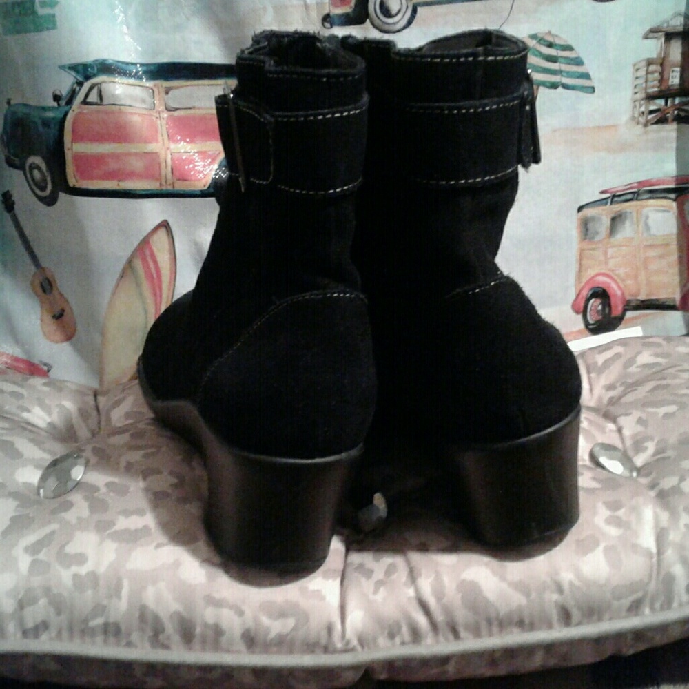 Boots - Picture 3 of 6