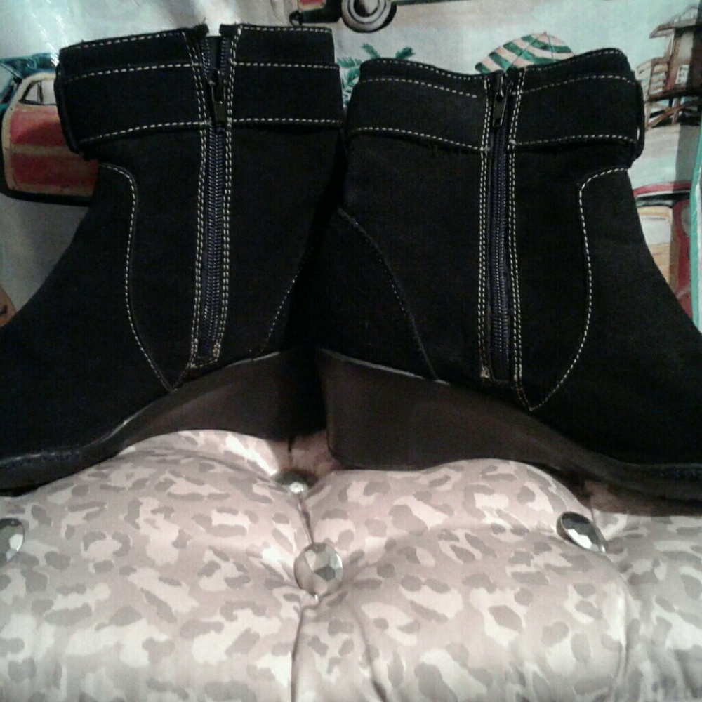 Boots - Picture 4 of 6