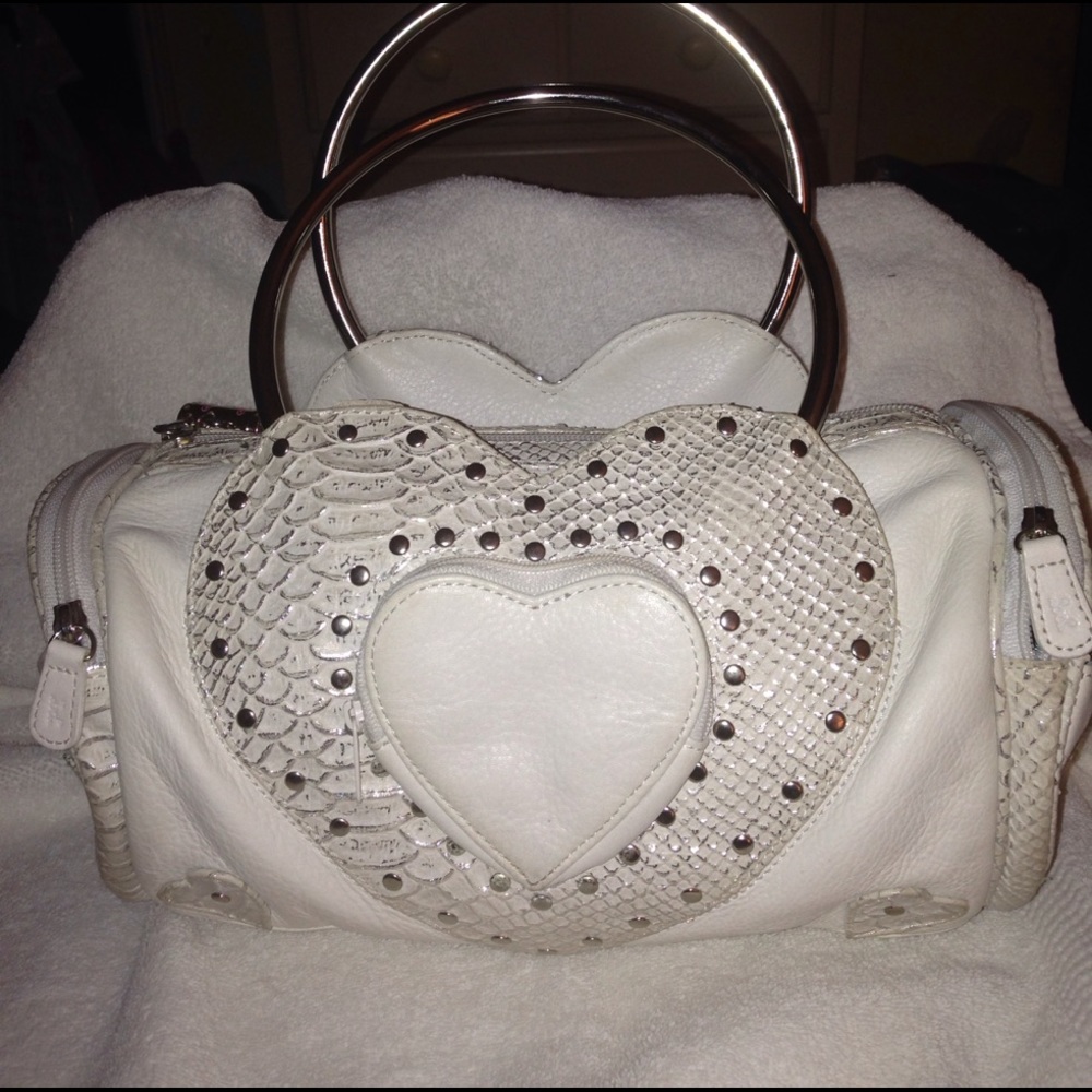 Babee D White  Barrel/Satchel Handbag w/Hearts