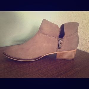 Seychelles Snare Taupe Leather Low Heel Booties!