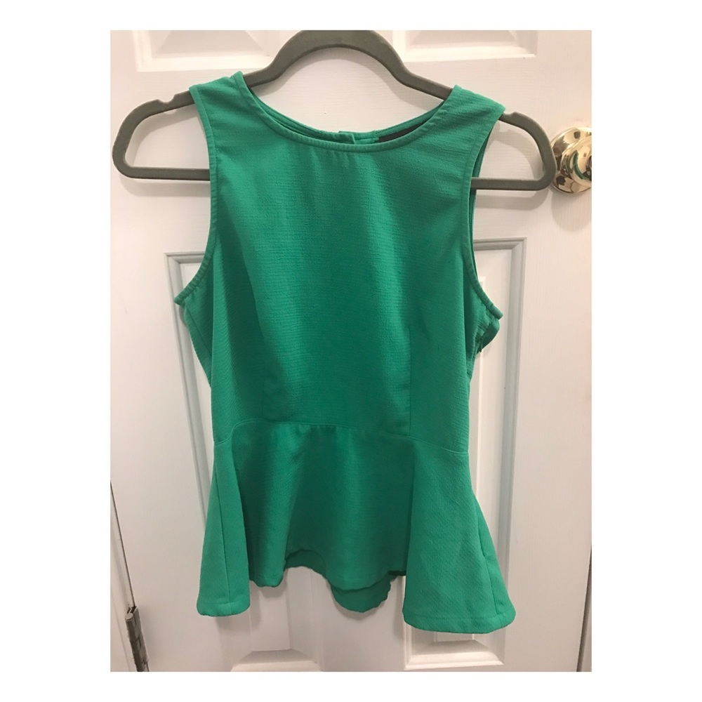 Green peplum top EUC!🎀