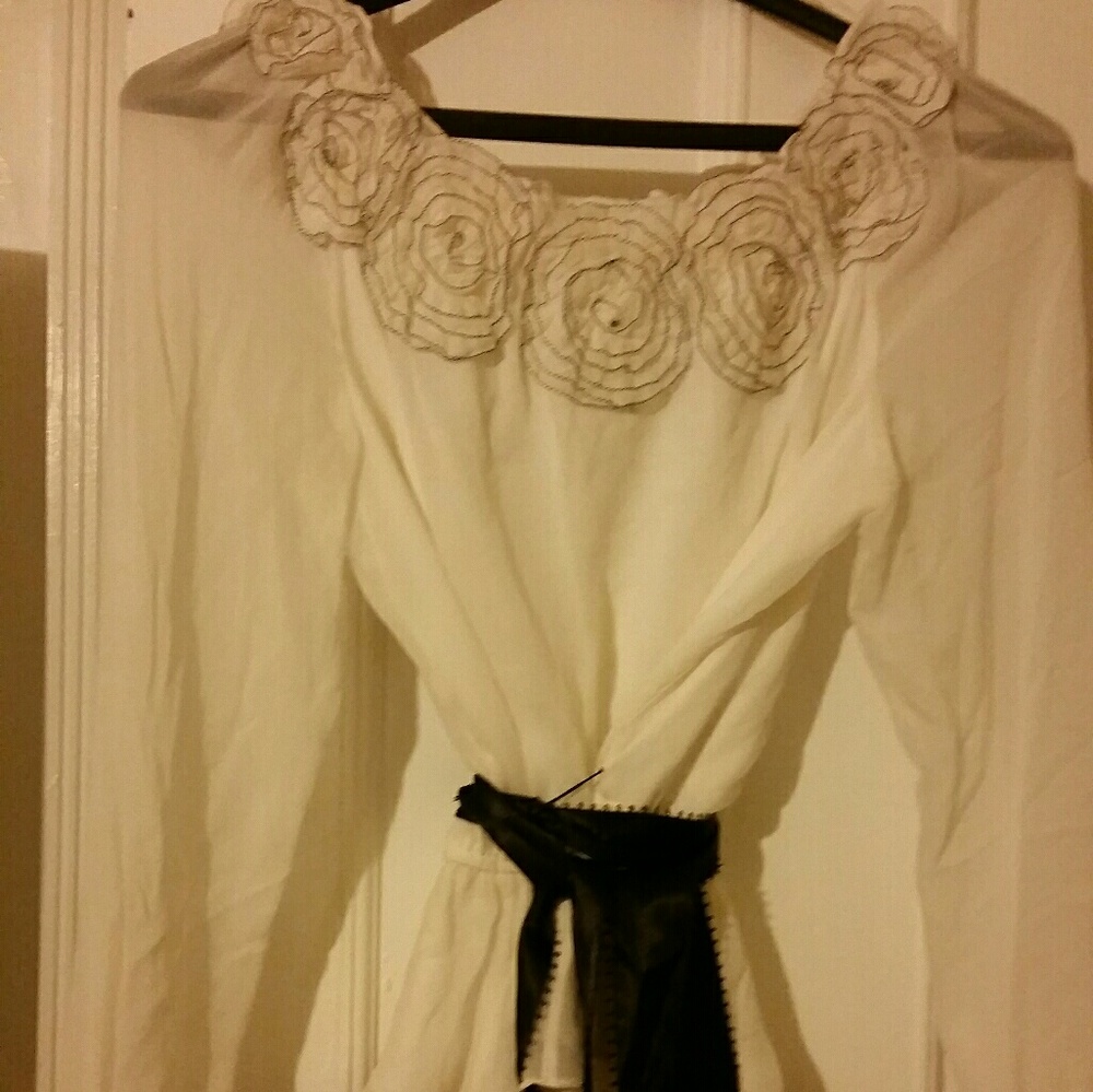 Off shoulder white blouse flower.detailed