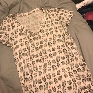 Owl pattern v-neck tee
