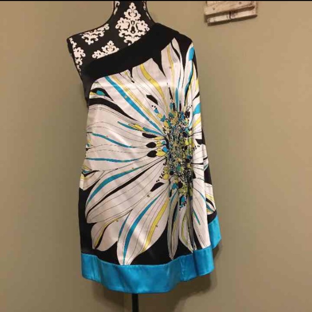 Stunning bebe dress with bead detail