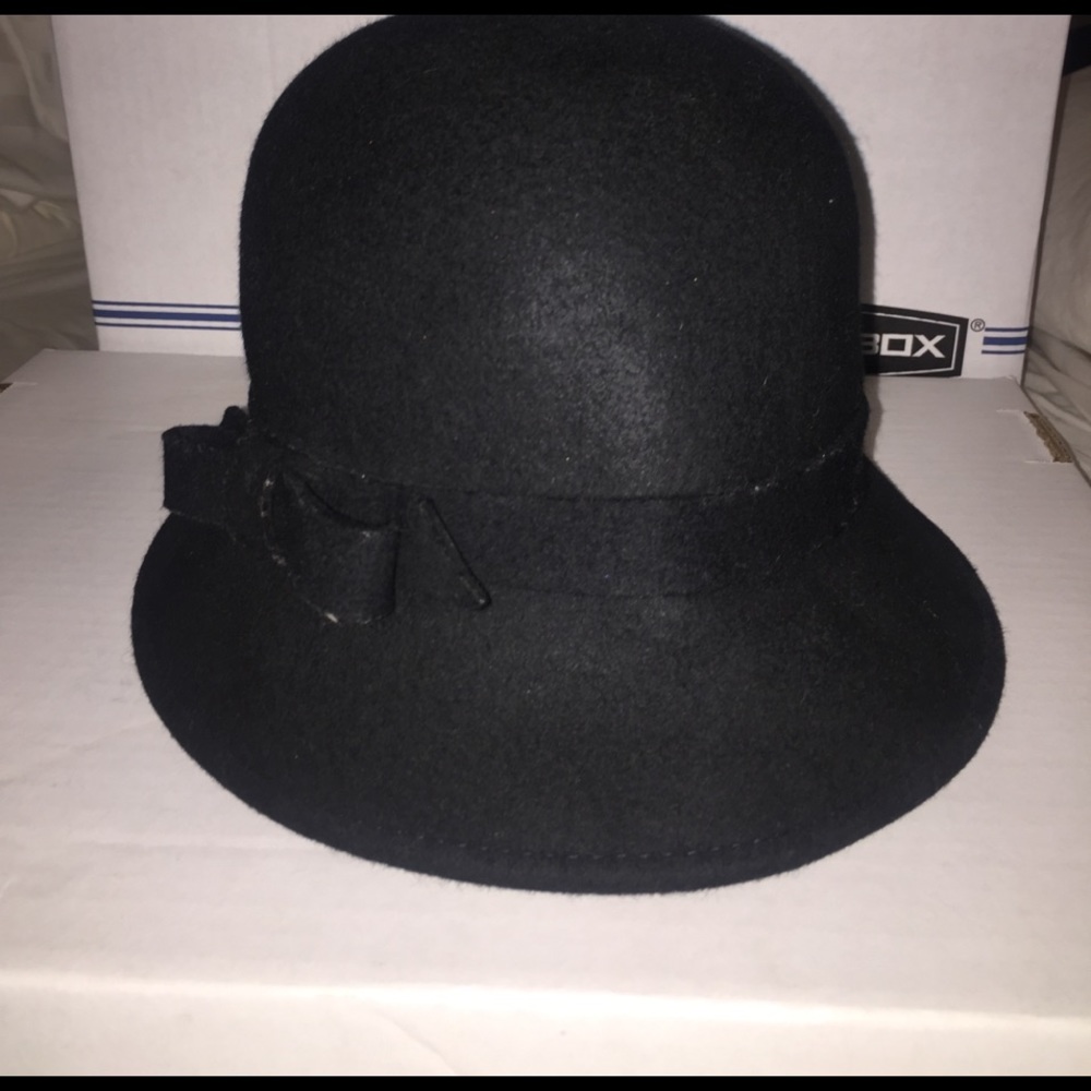 100% wool hat with bow