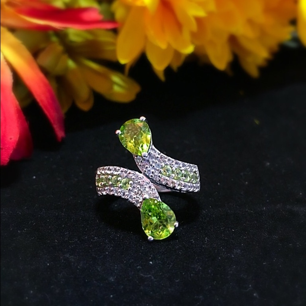 Peridot and White Topaz Ring. Natural Stones.