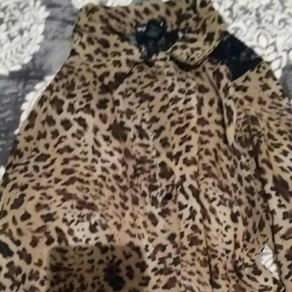 Cheetah print shirt with lace