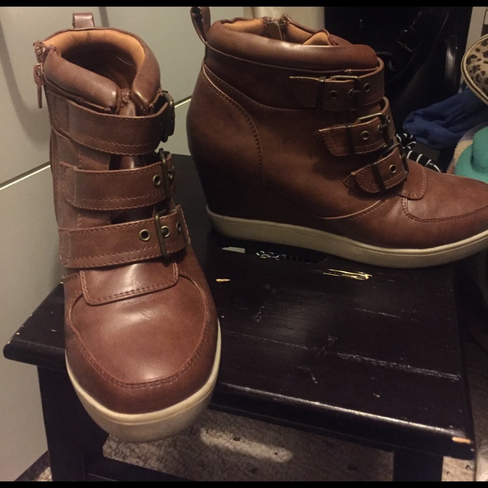 Wedge tennis shoes (Mossemo)