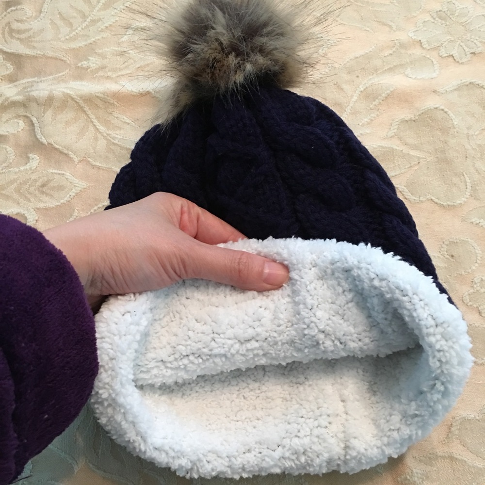 Fashionable knitted fur Pom Pom cozy hat -black