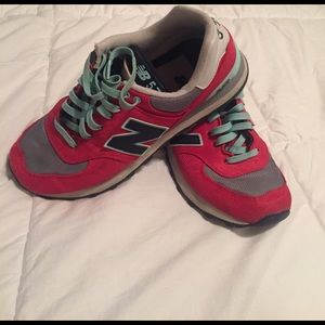 ✨Red new balance sneaks✨