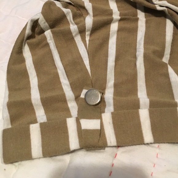 Beige and White Top - Picture 4 of 4