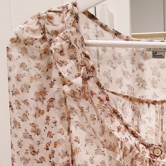 Lovely Floral Blouse - Picture 2 of 4