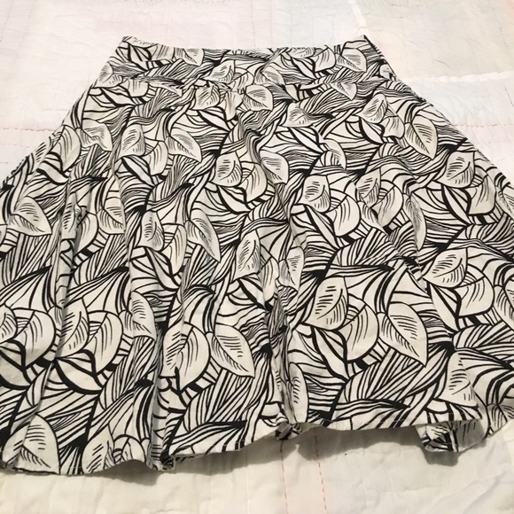 Black and White Flowy Fitted Skirt - Picture 2 of 3