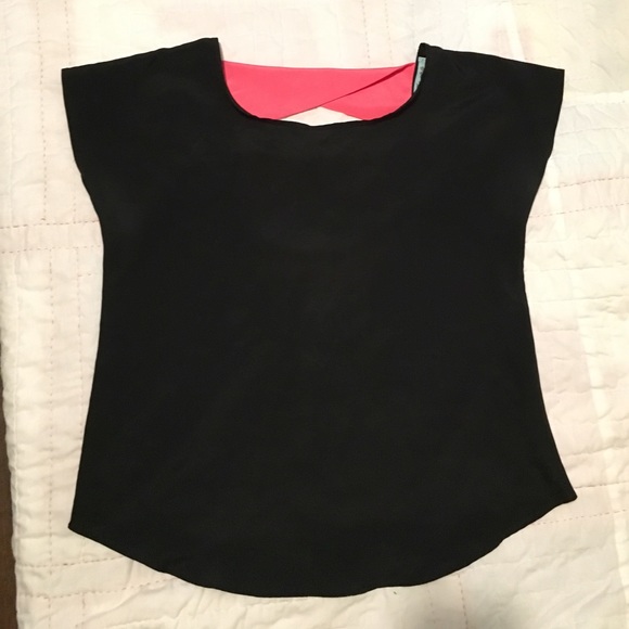 Cute semi open back top - Picture 2 of 3