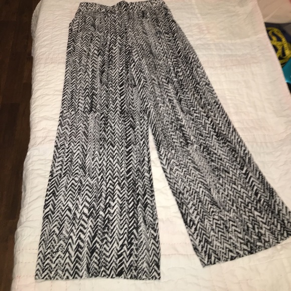 Wide legged Pants - Picture 2 of 3