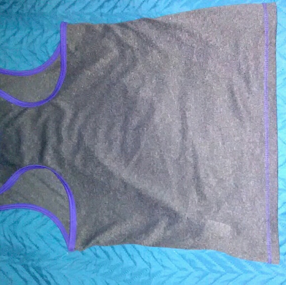 Workout top - Picture 2 of 3