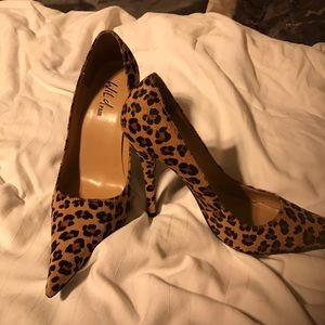 Leopard print pointed toe pump