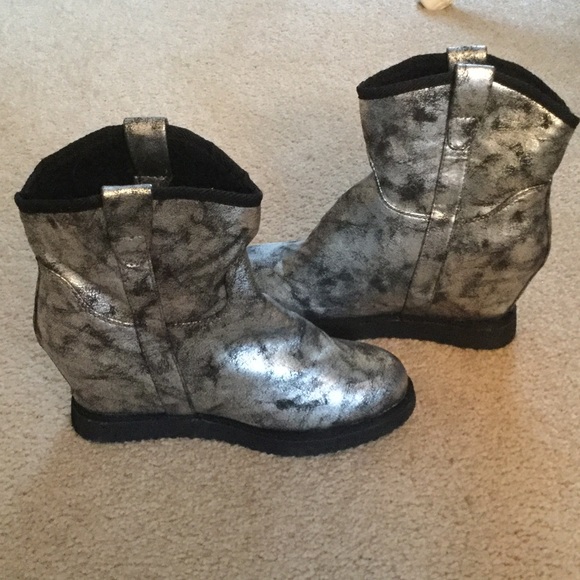 Qupid Faux Fur Wedged Boots NWT - Picture 2 of 4