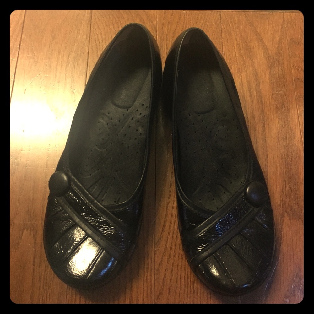Hush puppy patent leather shoes