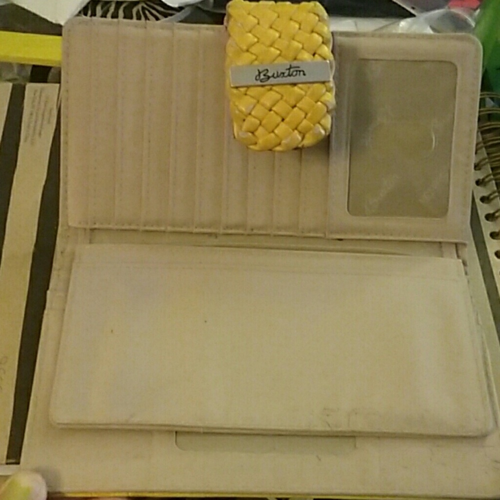 { YELLOW WALLET } - Picture 2 of 4