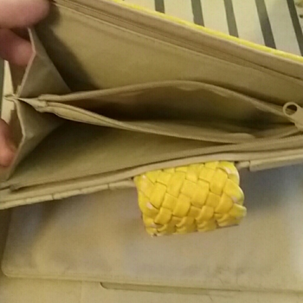 { YELLOW WALLET } - Picture 3 of 4