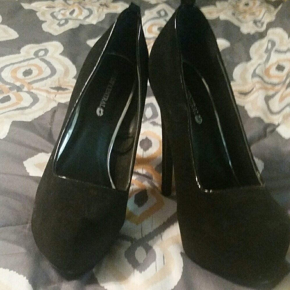 Very cute platform pumps