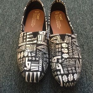 Toms black and white flats  "tiki" size 7.5