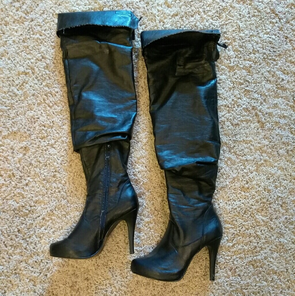 Knee high stilleto black leather boots