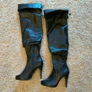 Knee high stilleto black leather boots