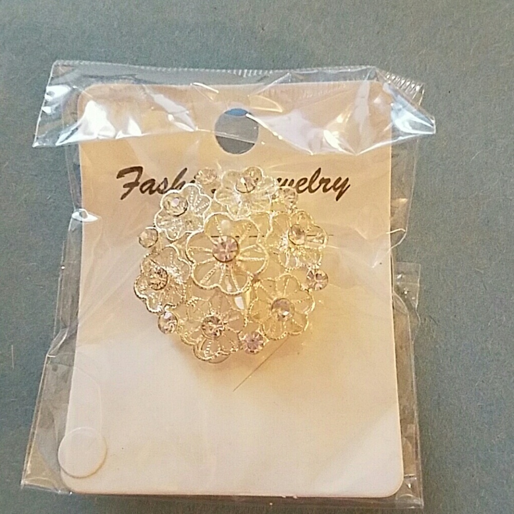 New Small flower shaped brooch