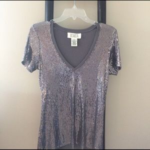 BB Dakota solve sequin v neck shirt