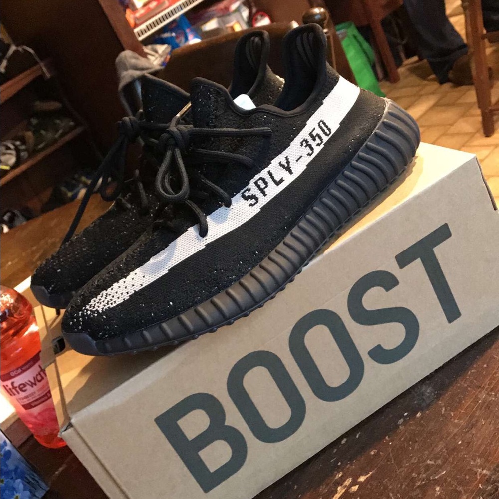 Size 10 vnds yeezys v2 Oreo