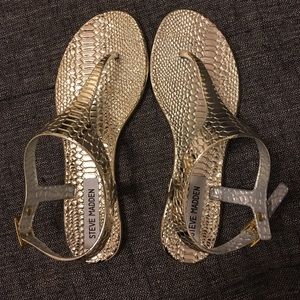 Metallic flat sandal for summer!