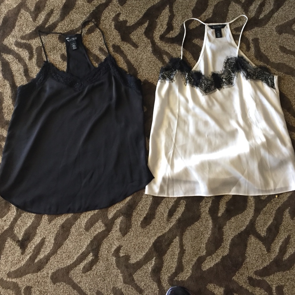 2 camisoles Blk and White