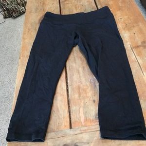 Lululemon black capris