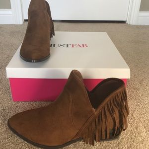 Temp price drop⬇️ New Just Fab Fringe Booties