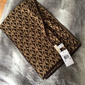 FINAL DROP ❤️ NWT Micheal Kors Scarf
