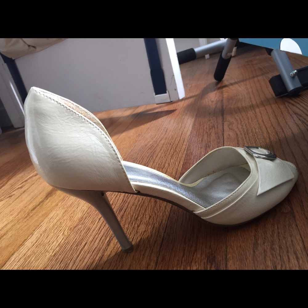 Spring cream and silver peep toe pump