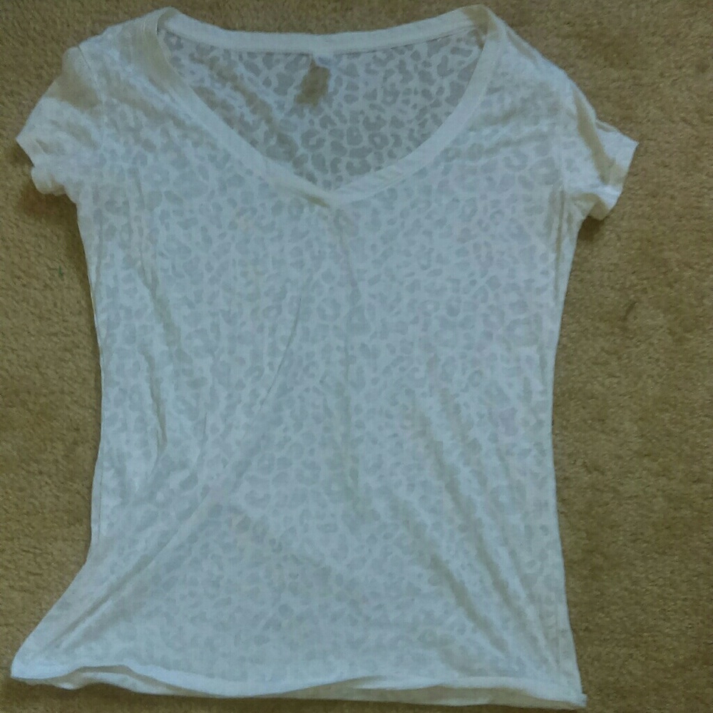 ❌Sold on Merc❌VS white cheetah print T-shirt