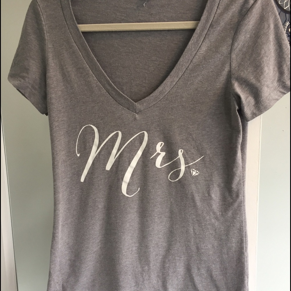Mrs v-neck tshirt