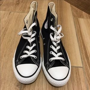 Hi-top black converse