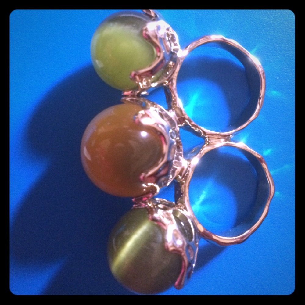 Beautiful Designer Roberto 3-Stone 2-Finger Ring