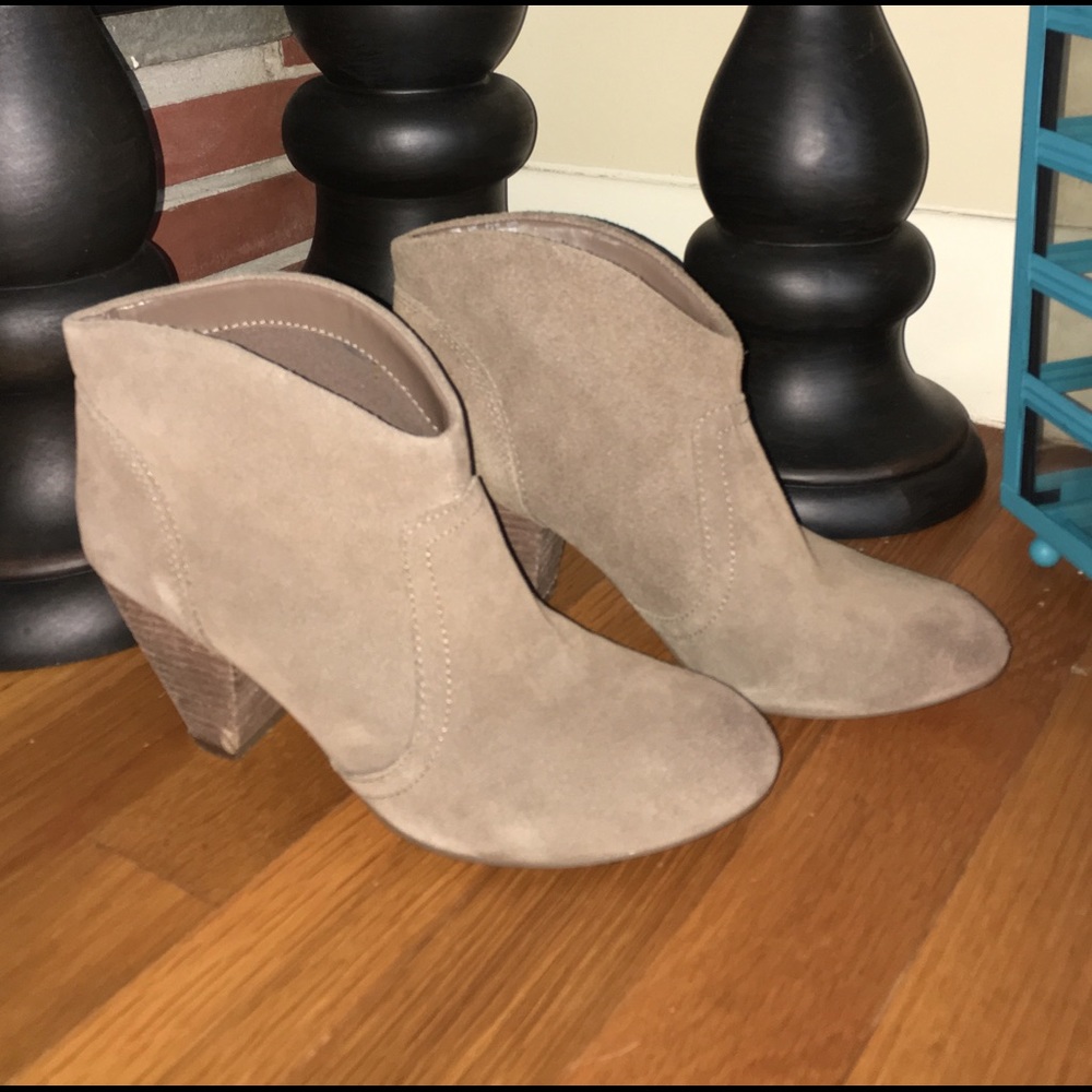 Suede Carlos Santana Brooky bootie size 6