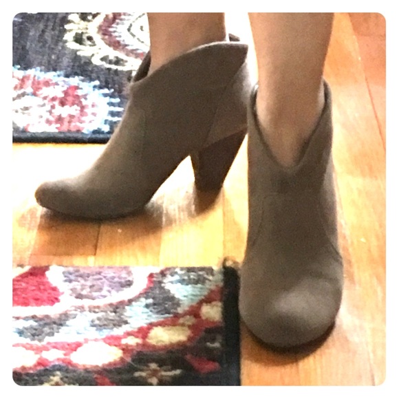 Suede Carlos Santana Brooky bootie size 6 - Picture 8 of 8