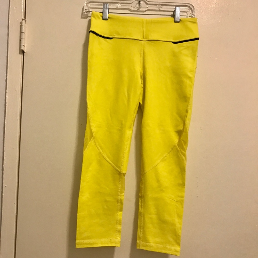 Never Worn Alala Captain Crop Tights. Size S