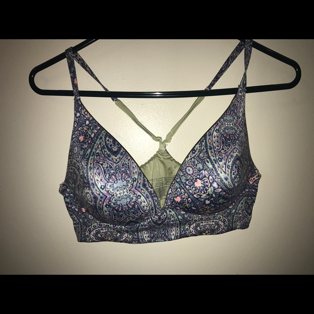 VS Lightly Lined Plunge Bra! Excellent condition!