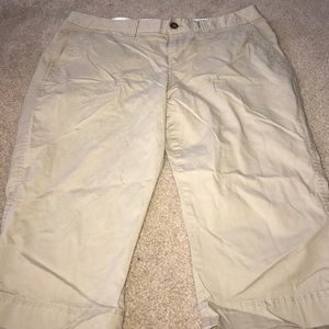Old Navy khaki capris!! Never worn!!