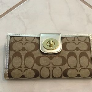 Coach Sig wallet NWOT