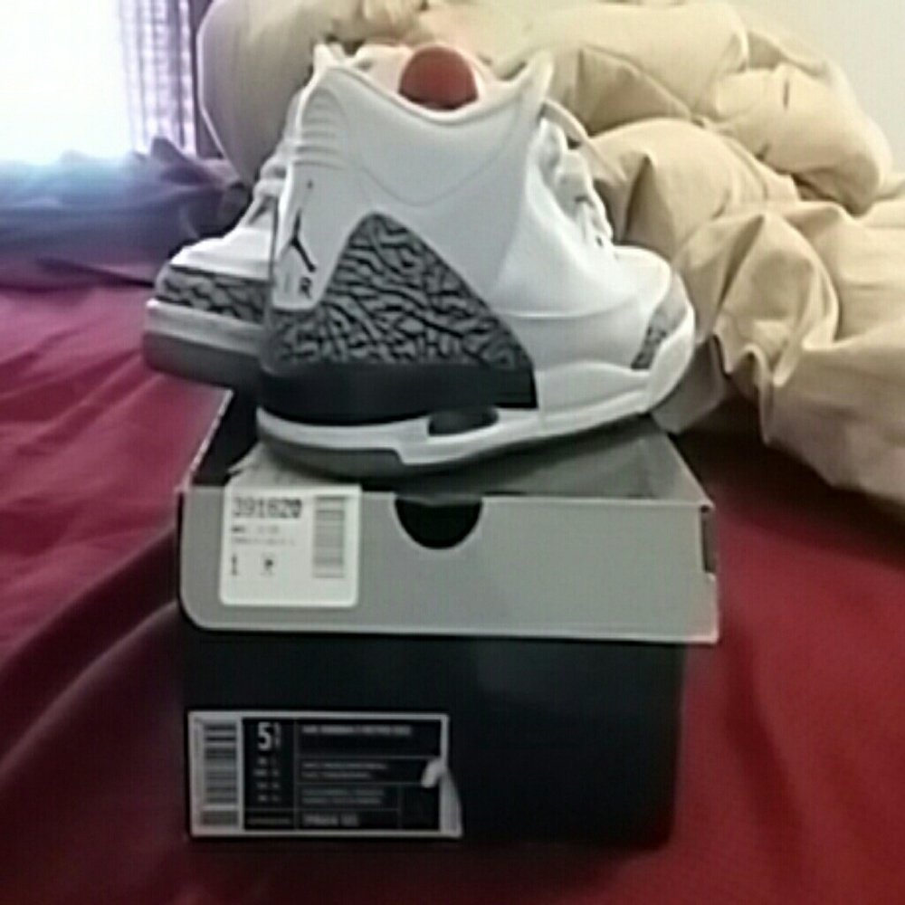 100% authentic Jordan 3 Retro (GS)make me a offer